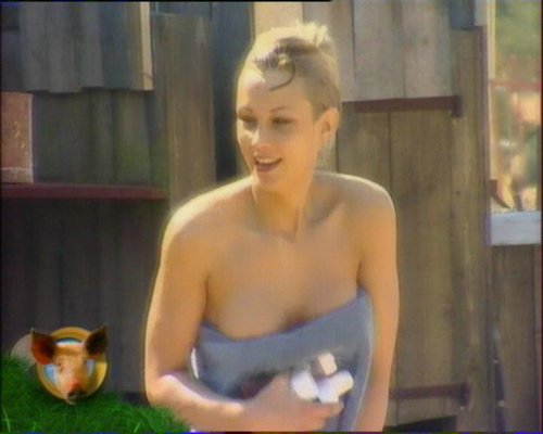 la ferme elodie gossuin sort de la douche 2.jpg